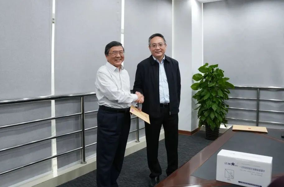 奉賢區(qū)人大常委會黨組書記、主任張培榮一行蒞臨上海山美股份開展“優(yōu)環(huán)境、穩(wěn)經(jīng)濟”大走訪大調(diào)研